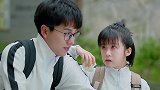 女孩愿赌服输，班级上穿黑丝袜吸引全校目光，遭受同学嘲笑还被班