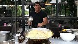 不说还以为是印度！泰国街头的“蛋炒饭”，厨师的颠锅技术真牛