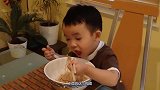 宝宝第一次用筷子吃饭，感觉好新鲜的样子，网友：动作很标准