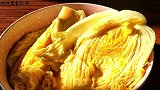 酸菜白肉的做法，咸菜缸捞出三颗白菜，农村小伙做了一盆全家吃