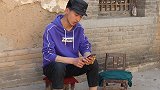 自制剧：小伙扶起摔倒大妈，被大妈讹诈，小伙打个电话大妈吓红脸