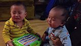 爷爷给双胞胎买玩具，结果只买了一个，小哥俩抢的鬼哭狼嚎