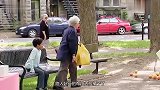 熊孩子偷吃棉花糖，一头栽进了棉花机里网友变身小糖人