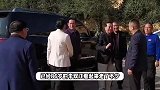86岁李双江近照罕曝光，走路略显吃力需要人搀扶，小其27岁妻子气质好