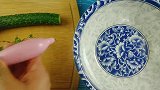 年夜饭用黄瓜和腐竹做一道凉拌菜，香辣开胃下酒又下饭