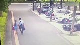 离婚后，妻子和律师走在路边，监控拍下丈夫疯狂的一幕！