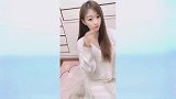时尚气质的长发美女，优雅穿着配肉色丝袜，真是女神范十足