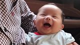 爸爸故意逗小宝宝开心，宝宝开心的不得了，整个人都萌化了！