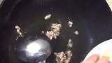 荷包蛋不要直接下锅煮,老保姆教我一招,一锅一个都不散,真厉害