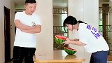 男女主人吃西瓜比赛，一旁的轮胎气得直呲牙，结局忍住别笑！