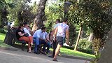他假装被绳子绊到了，路人都看的奇怪不已，真是太好玩了！
