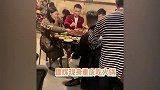 康辉重庆防空洞吃火锅，毛肚夹在碗中不能吃，还得对着镜头先工作