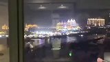 小伙住宾馆打开窗户看夜景