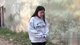丈夫病重妻子下跪问妹借钱，没想被有钱妹妹赶走，3年后报应来了