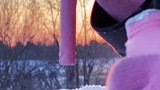雪地泡泡与夕阳美景融为一体