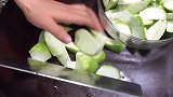 炒丝瓜时，直接下锅就错了！难怪丝瓜发黑没食欲，早懂早受益
