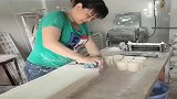 老板娘批量生产饺子皮，用这个办法，速度就是快