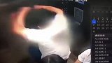 东莞一男子电梯内突然发飙 怒砸电梯门致故障被困