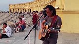 流浪歌手一首《时光》真不赖，爱音乐的人处处在舞台