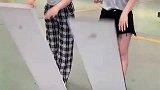 现在镜子都这么结实吗，两个女人上去都没碎