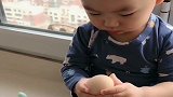 儿子在婆家住了俩月，回来吃鸡蛋的方式都变了，真是虎的可以！
