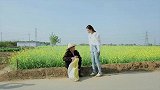 流浪汉无处安身，有个女人路过，看到后收留了他