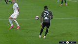 第37分钟里昂球员孟菲斯射门 - 打偏