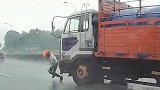 马来西亚：惊魂！摩托车手路上滑倒 神反应躲开后车撞击