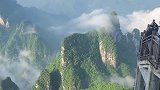天悬栈道上看天门山风景