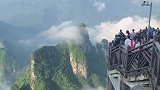天悬栈道上看天门山风景