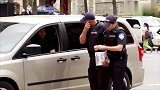 司机被临检，利用车门夹手指报复警察，孩子起哄逗乐路人