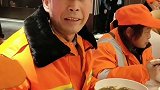 坚持5年，西安一餐饮店冬至前请环卫工吃超大份饺子。感动