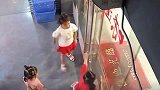 孩子多的地方就有生命危险,玻璃门爆碎,被砸的孩子让人心疼