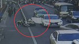 司机一个错误 执勤交警遭遇“开门杀”被撞骨折