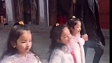 爸爸带三胞胎女儿逛街，这一模一样的三胞胎长的真是太漂亮了