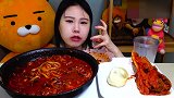 鲜红浓稠的火鸡面，看着就很辣，小姐姐好像很难过