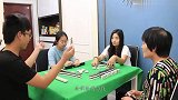 小两口打麻将对暗号,这是我见过最搞笑的打麻将套路,太逗了