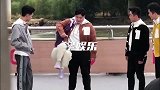 厉害了！巩立姣录制《跑男》单手拎起白鹿，网友惊呼比拎包轻松