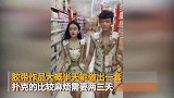 90后小伙用胶带扑克做情侣装,与女友在超市走秀走红