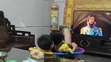 姐弟俩为了一把椅子，把家里大打出手