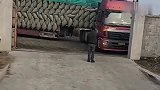 半挂车司机这开车技术真是无敌了，几乎精确到了毫米