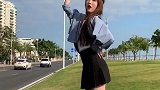 网红小姐姐草坪跳舞，这百褶裙摇起来毫无抵抗力
