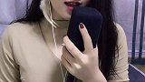 气质美女翻唱这段《雨蝶》，深情演唱，向经典致敬