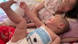 宝宝醒来就找妈妈想喝奶，妈妈反应也是真实搞笑