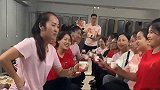不让老公省心的女人，酒足饭饱之后一起尬舞！