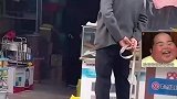 孙女让外婆帮遛狗转身只剩狗绳