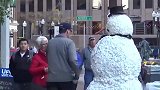 街头雪人恶搞，假扮成雪人恶搞路人，真是太贱了