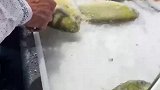 大妈超市买海鲜鱼，每人拿一个夹子狂敲冰块