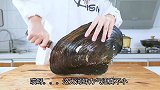 花5.5元买了一个大河蚌，当她切开的那一刻，才发现赚大了
