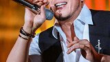 杨坤挑战健身唱歌